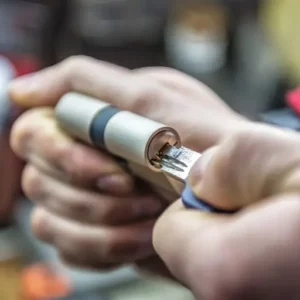 Schließzylinder wechseln an einer Wohnungstür durch Schlüsseldienst Frankfurt