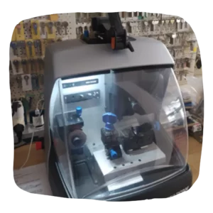 Moderne Maschine zum präzisen Schlüssel nachmachen bei Schlüsselscout24 in Frankfurt